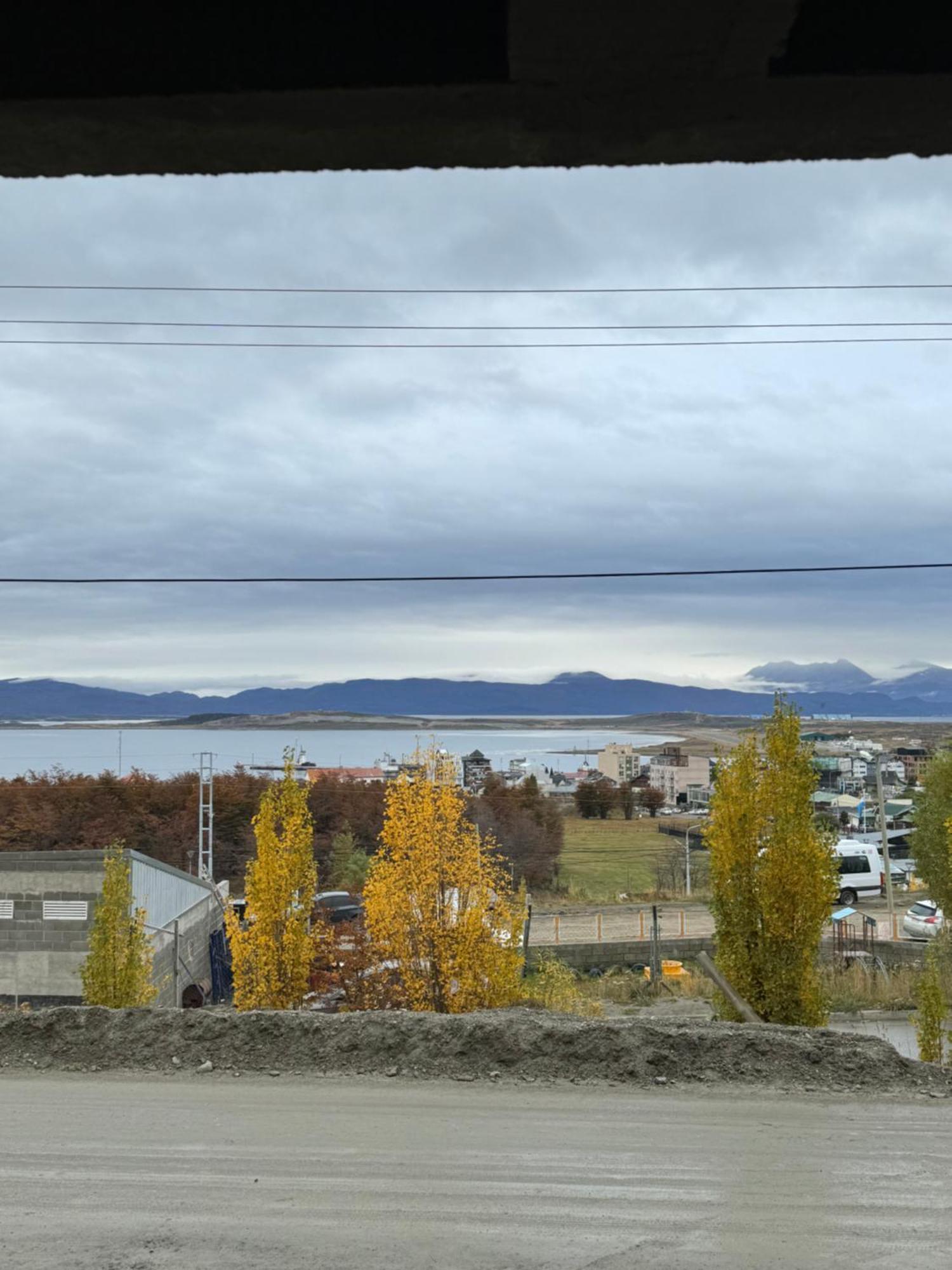 Mirando al canal Ushuaia Exterior foto